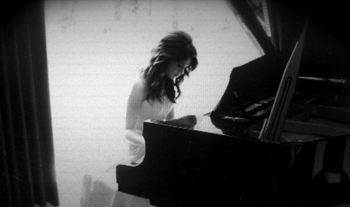 Девушка за пианино